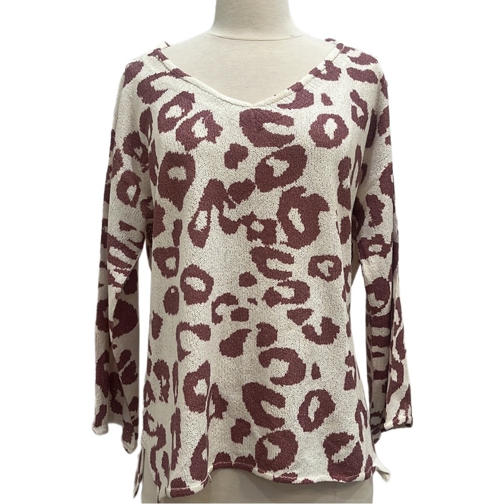 POL Women's V-Neck Sweater - Cream and Mauve Leopard Print size small